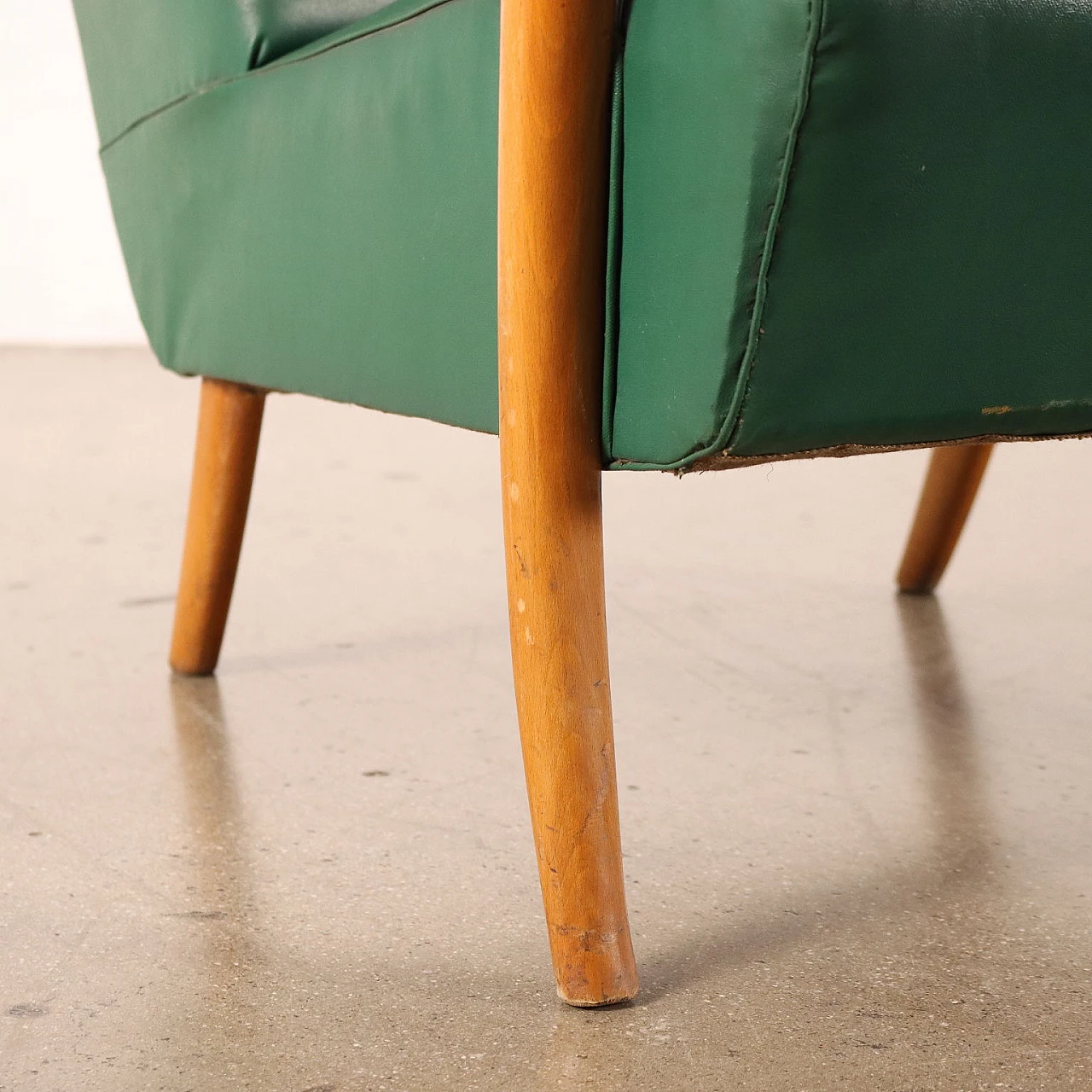 Coppia do poltrone in faggio con rivestimento in skai verde, anni '50 8