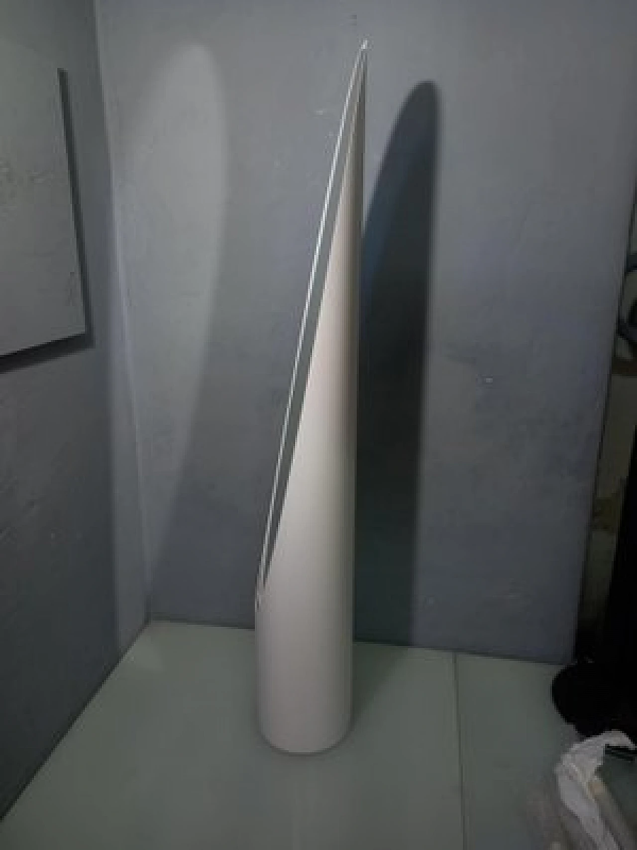 Specchio da terra Unghia in legno e pvc bianco, anni 2000 2