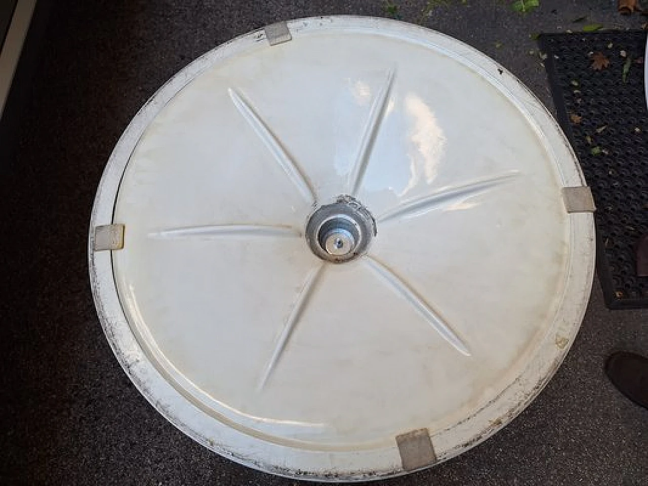 Tavolo Tulip in laminato bianco di Eero Saarinen per Knoll, anni '60 6