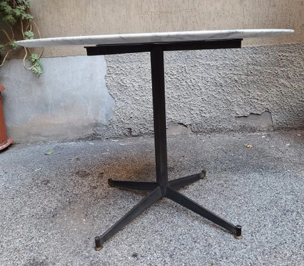 Tavolo rotondo in ferro e piano in marmo bianco di Carrara, anni '50 2