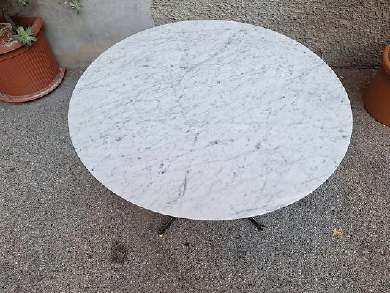 Tavolo rotondo in ferro e piano in marmo bianco di Carrara, anni '50 3