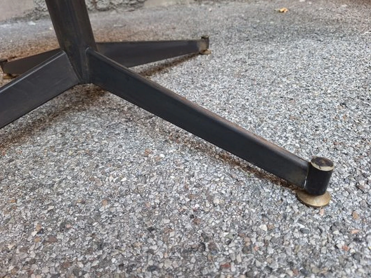 Tavolo rotondo in ferro e piano in marmo bianco di Carrara, anni '50 4