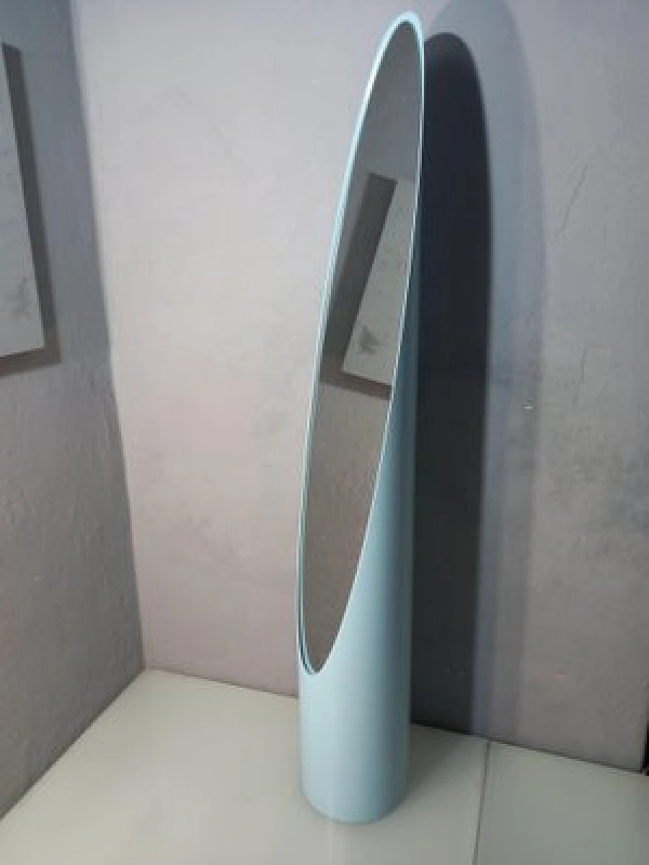 Specchio da terra Unghia in legno e pvc azzurro, anni 2000 2