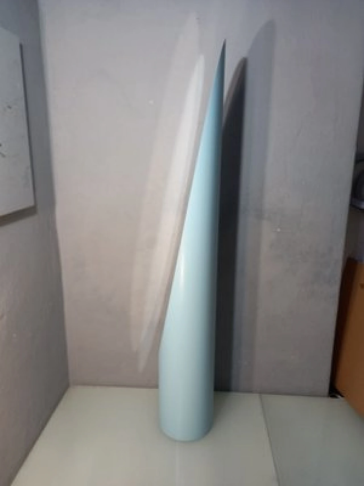 Specchio da terra Unghia in legno e pvc azzurro, anni 2000 6