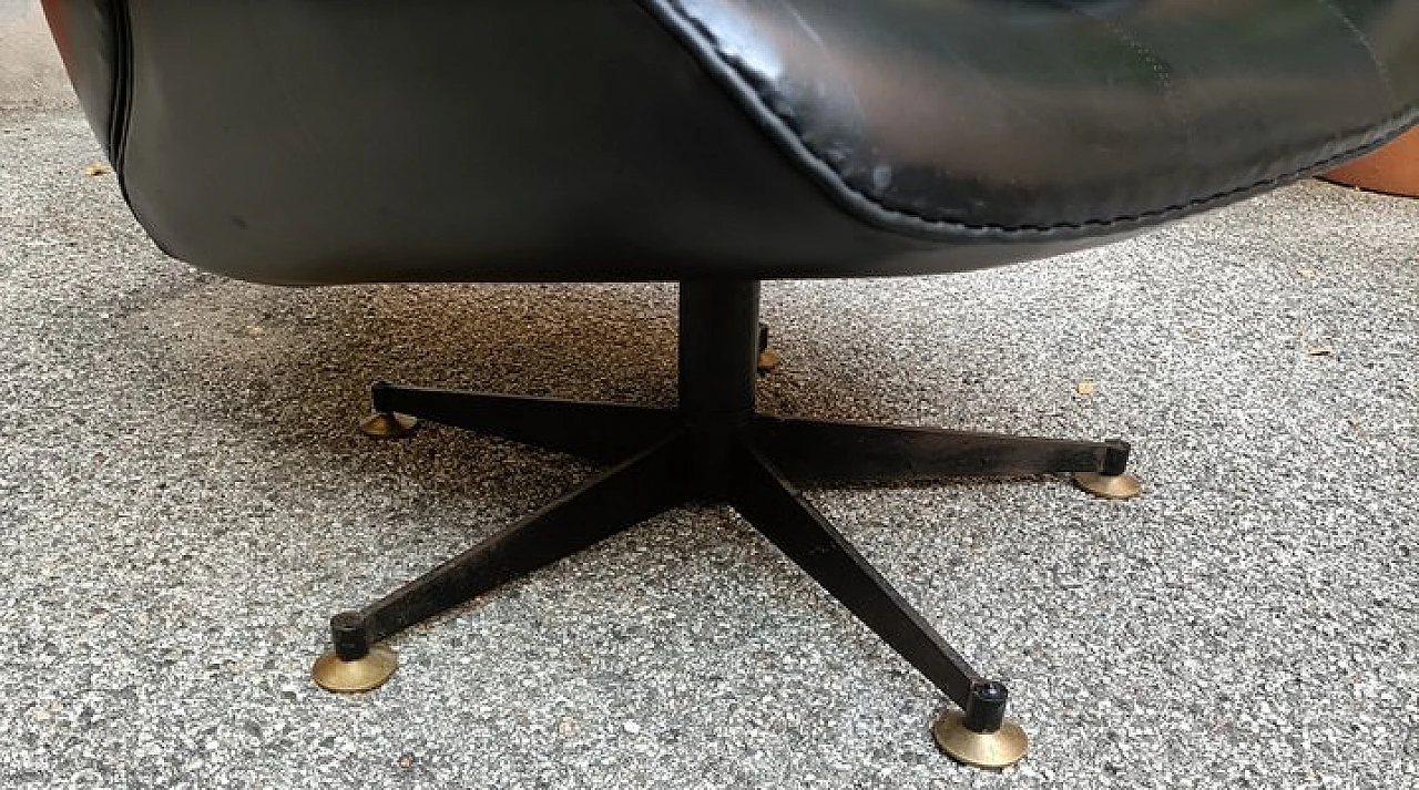 Poltrona in ecopelle nera, metallo e ottone, anni '50 4