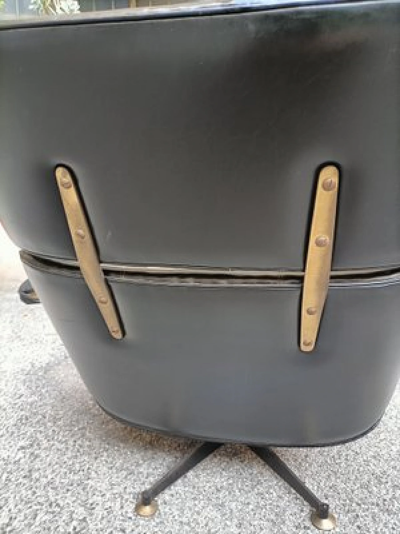 Poltrona in ecopelle nera, metallo e ottone, anni '50 5