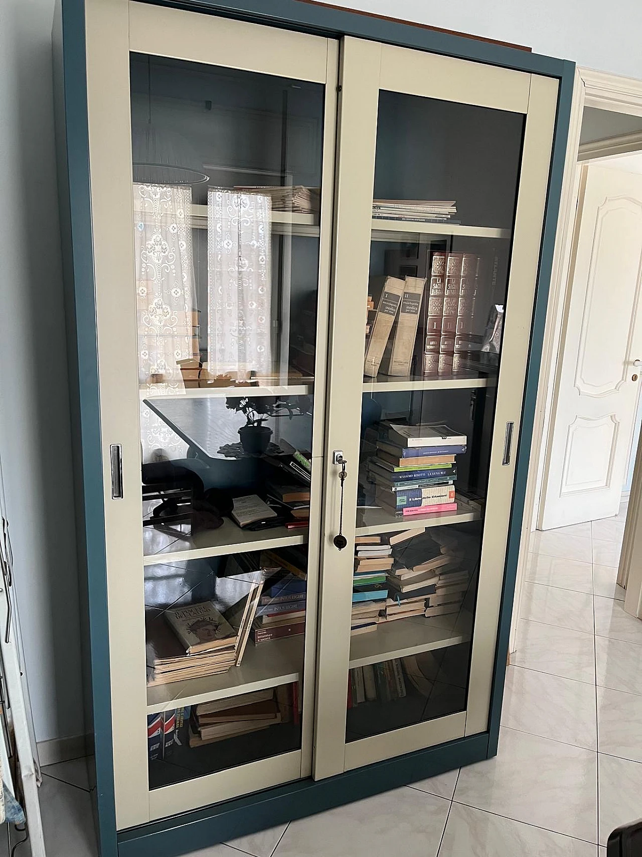 Libreria a due ante in metallo e vetro di Olivetti, anni '80 1