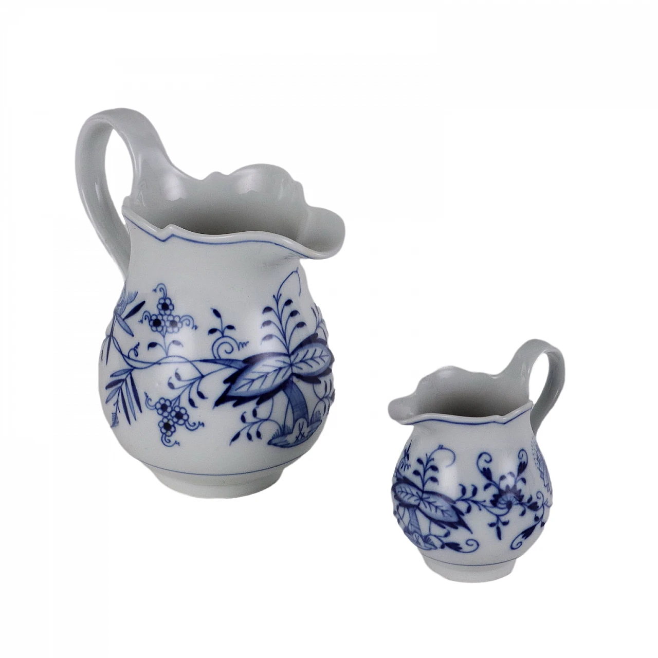 Pair of porcelain jugs with onion decoration by Meissen 1