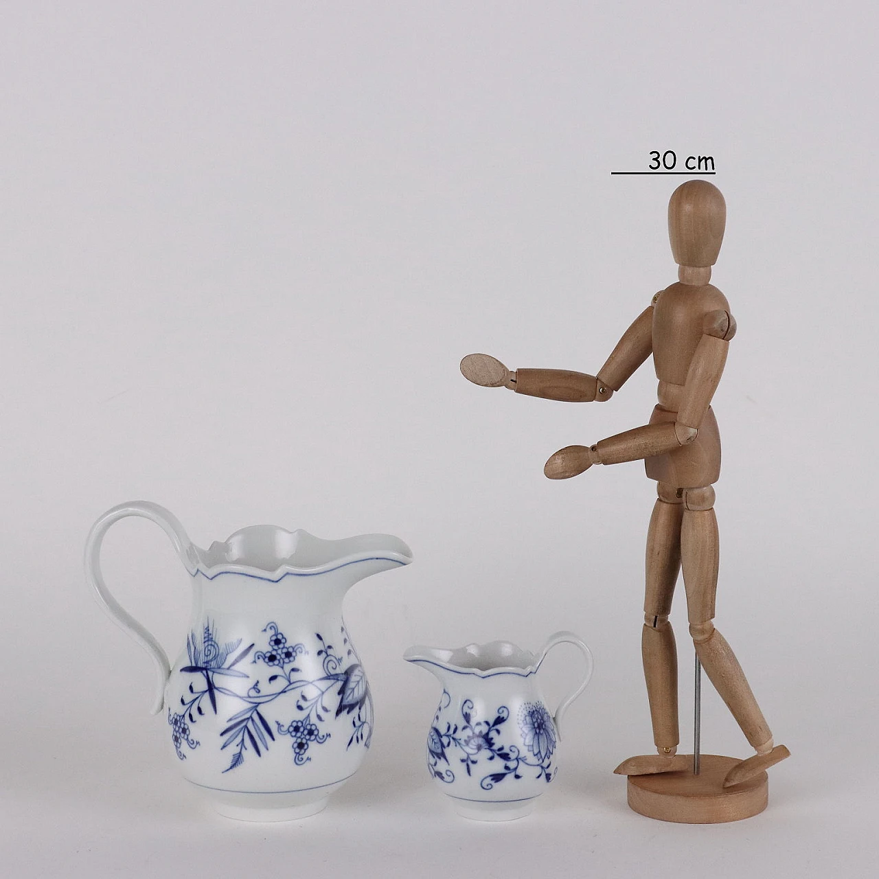Pair of porcelain jugs with onion decoration by Meissen 2