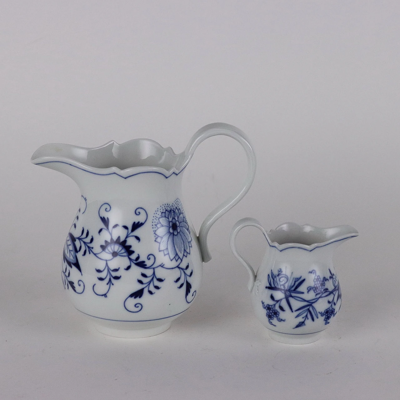 Pair of porcelain jugs with onion decoration by Meissen 3
