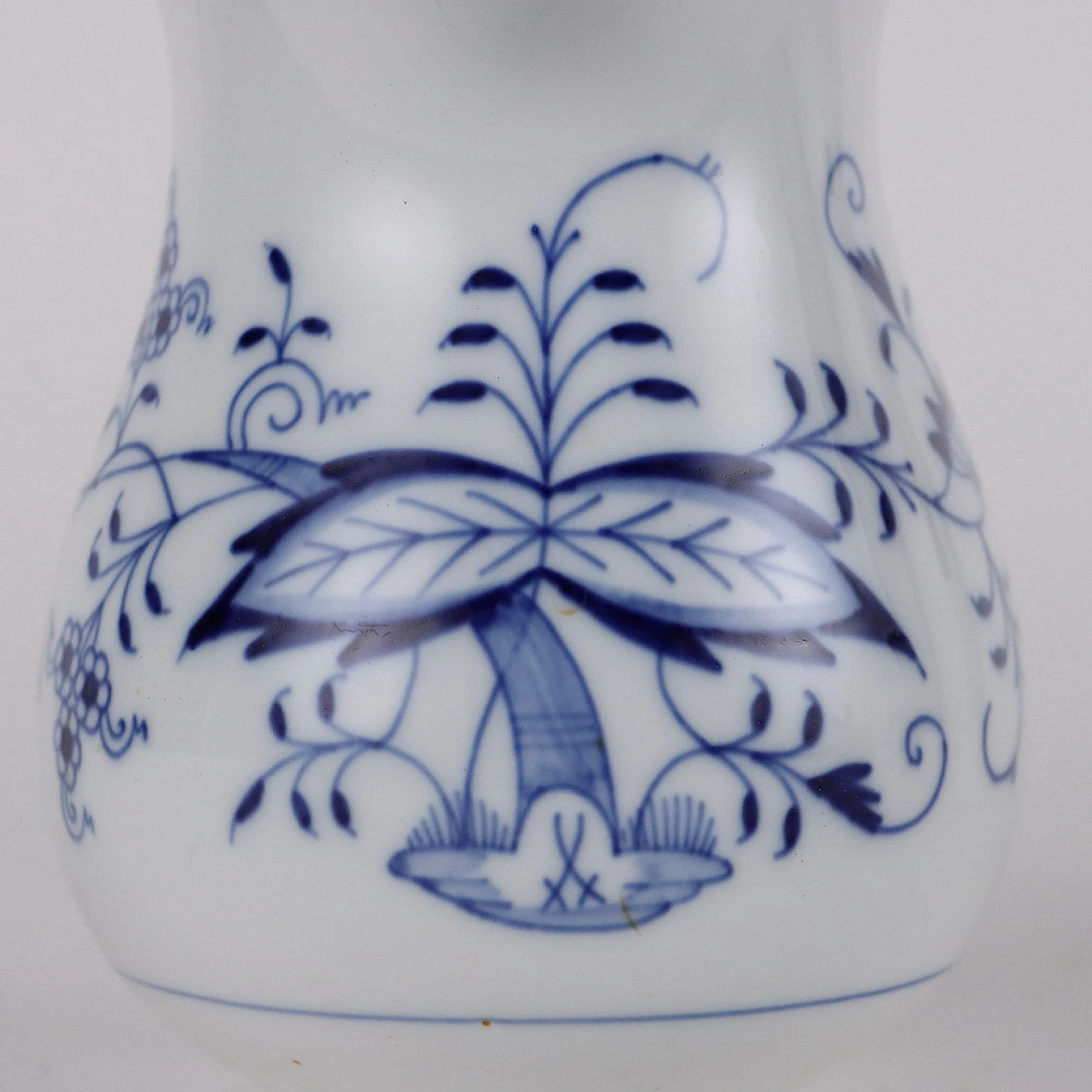 Pair of porcelain jugs with onion decoration by Meissen 4