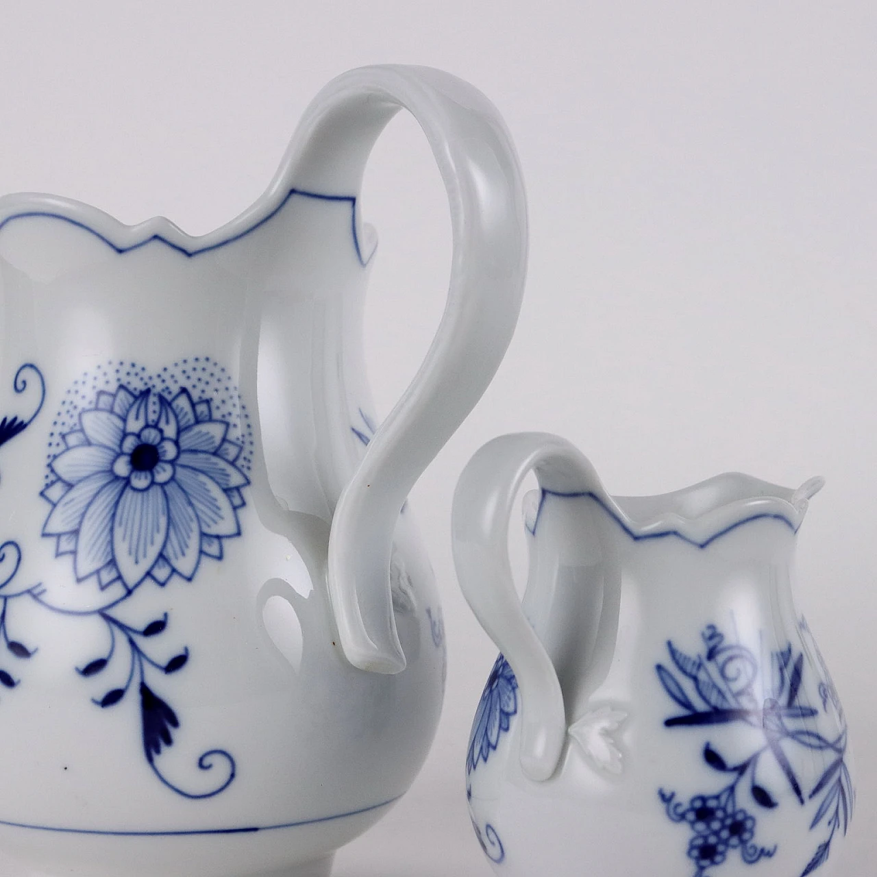 Pair of porcelain jugs with onion decoration by Meissen 5