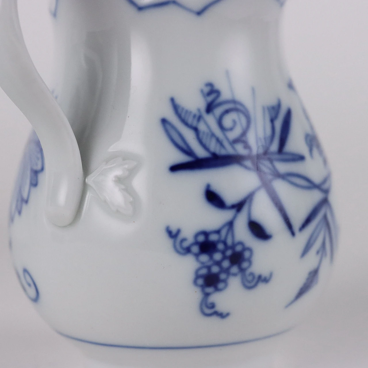 Pair of porcelain jugs with onion decoration by Meissen 6