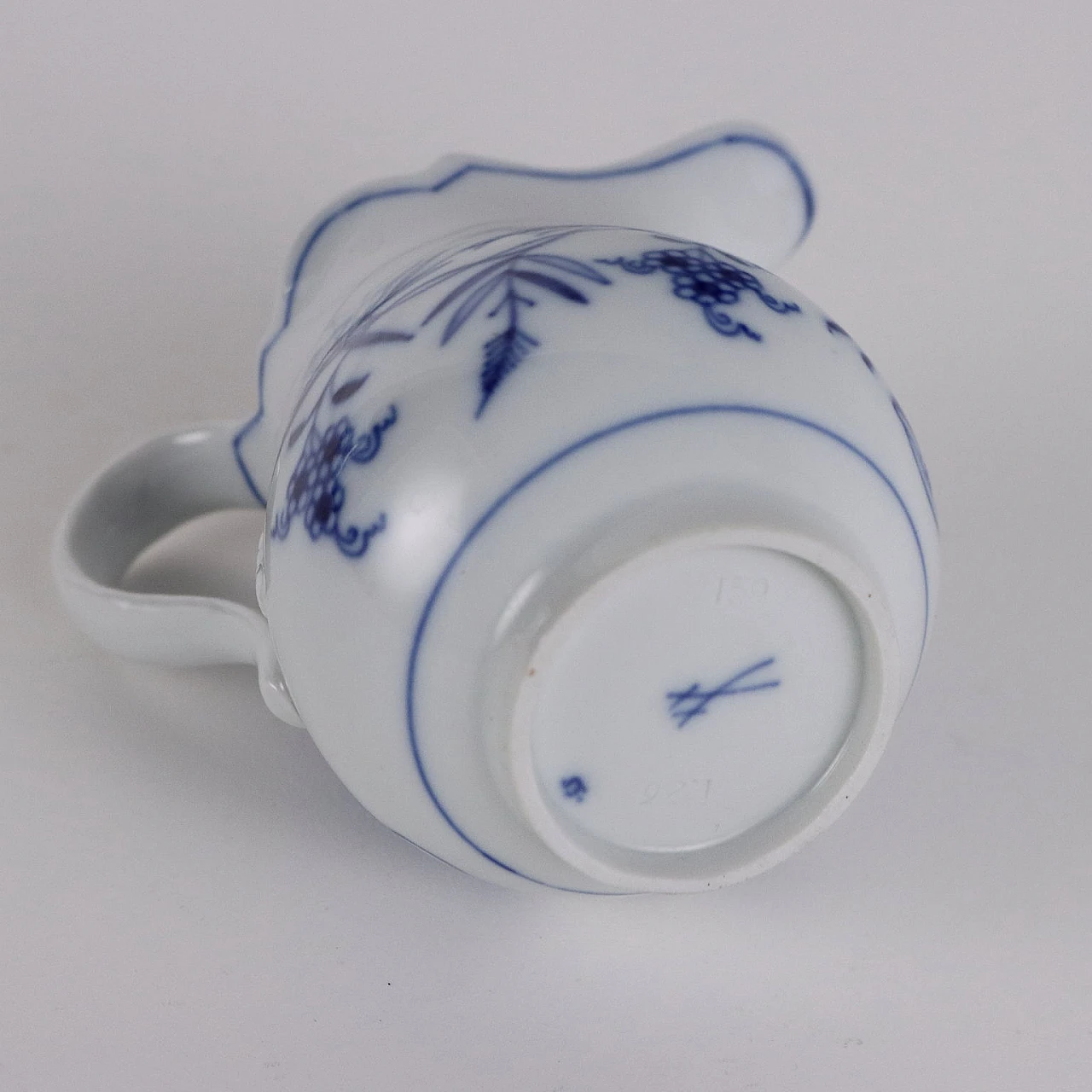 Pair of porcelain jugs with onion decoration by Meissen 7