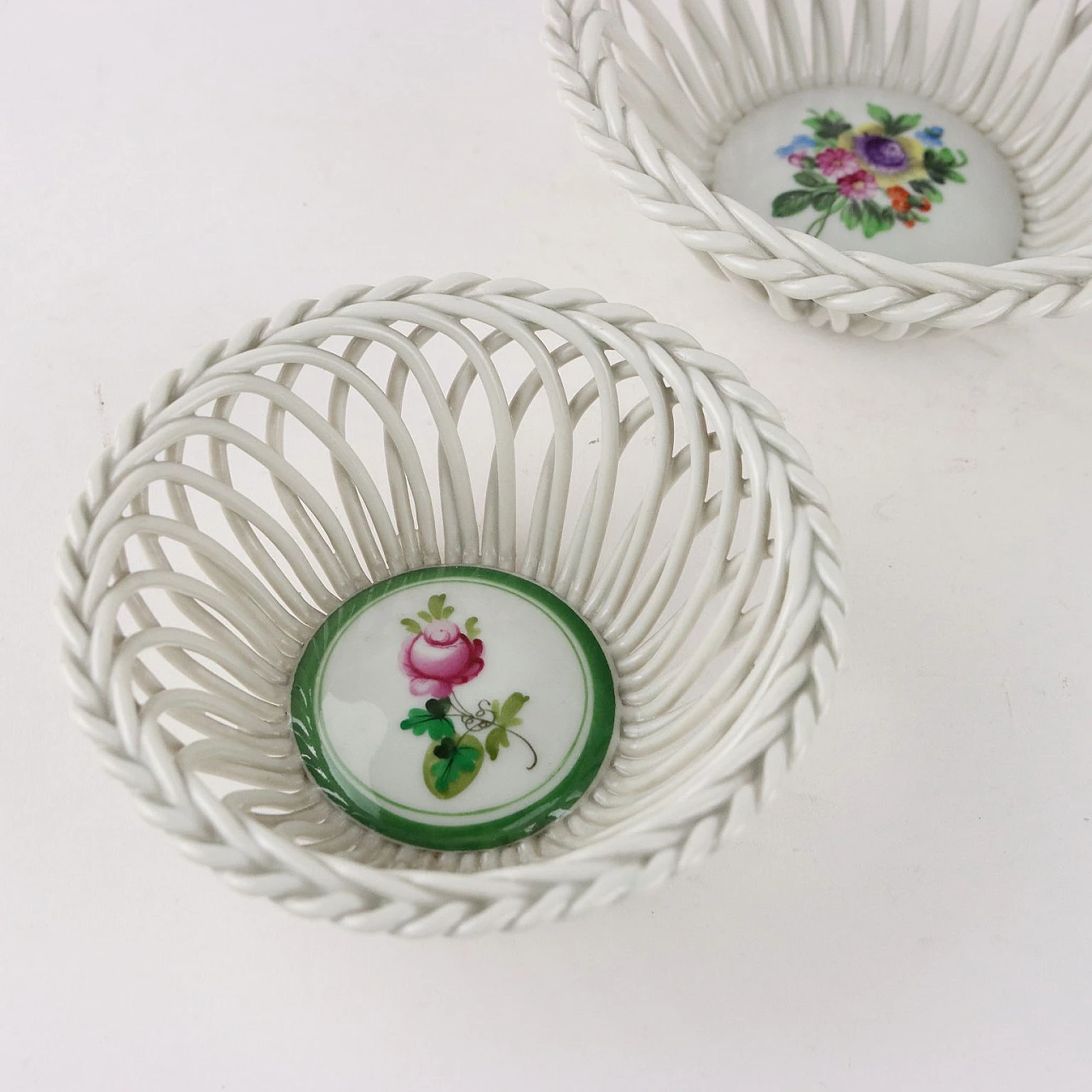 Herend Hungary porcelain centrepiece and pair of baskets 8