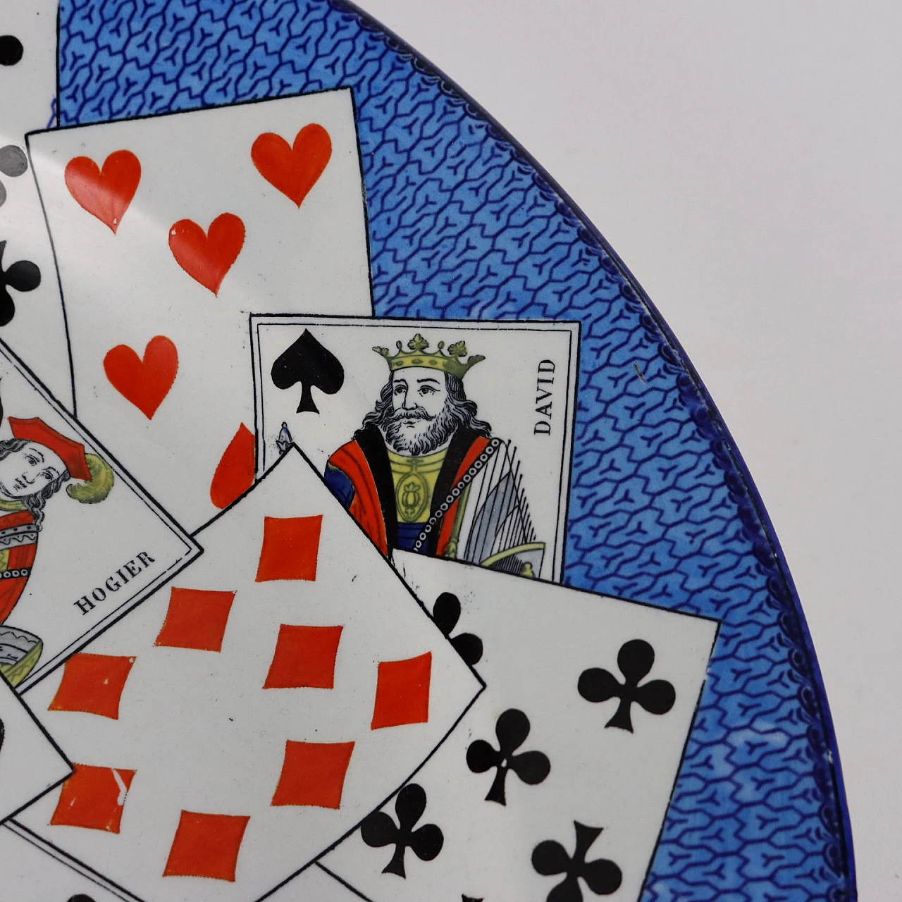 Piatto in porcellana con carte da gioco di Creil et Montereau, fine '800 4