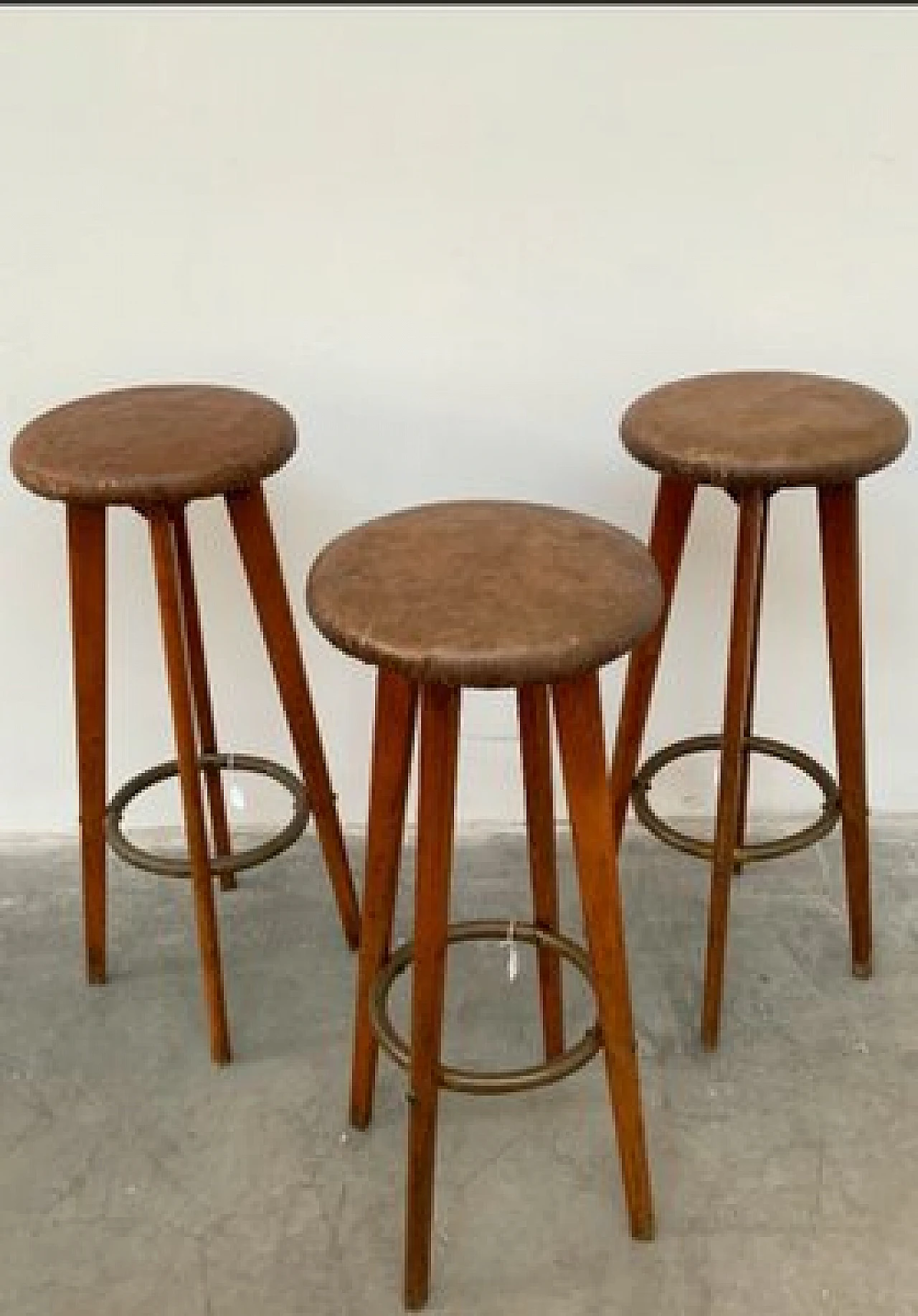 3 Sgabelli in legno, ottone e pelle, anni '50 1