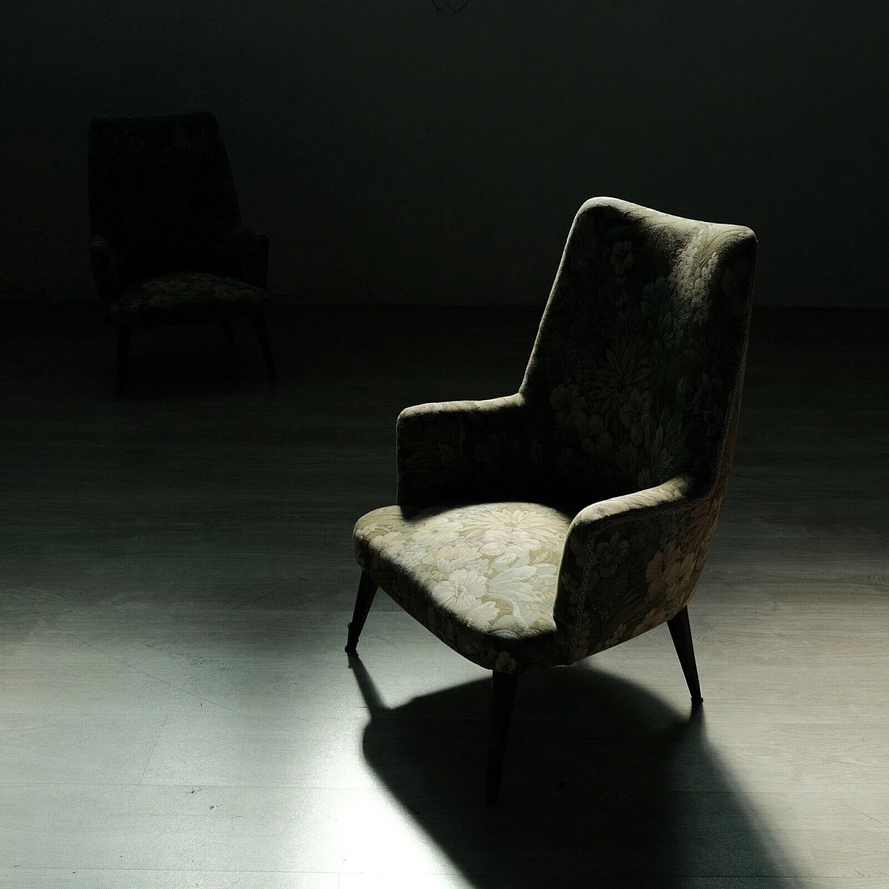 Coppia di poltrone in legno e tessuto floreale, anni '50 6