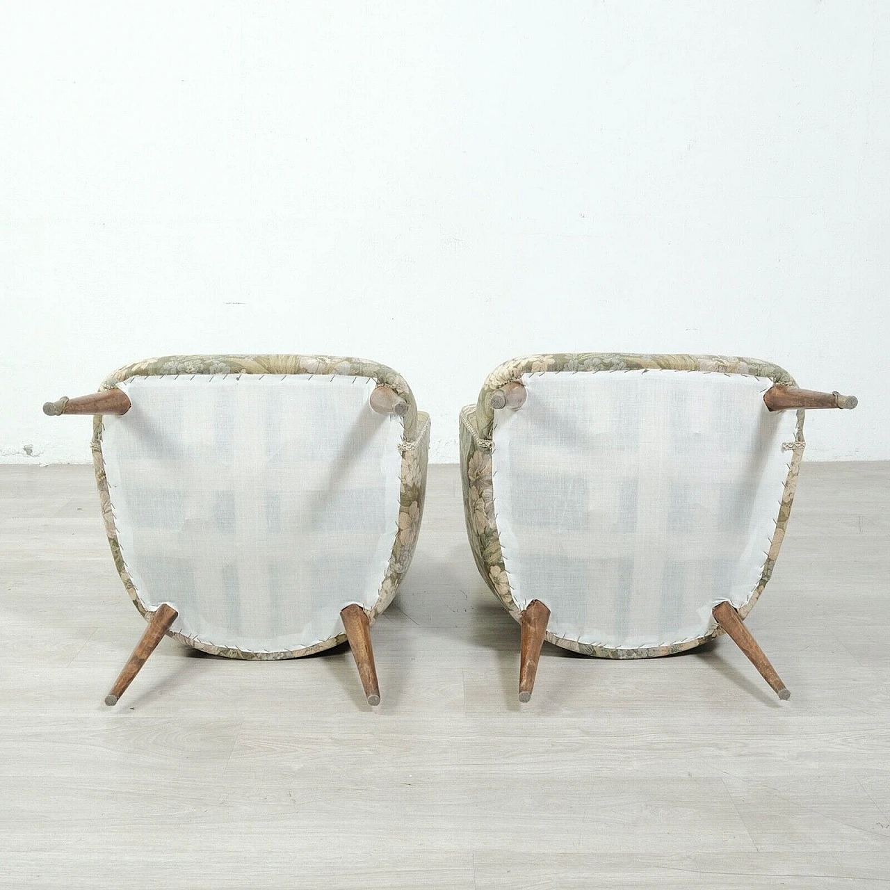 Coppia di poltrone in legno e tessuto floreale, anni '50 13