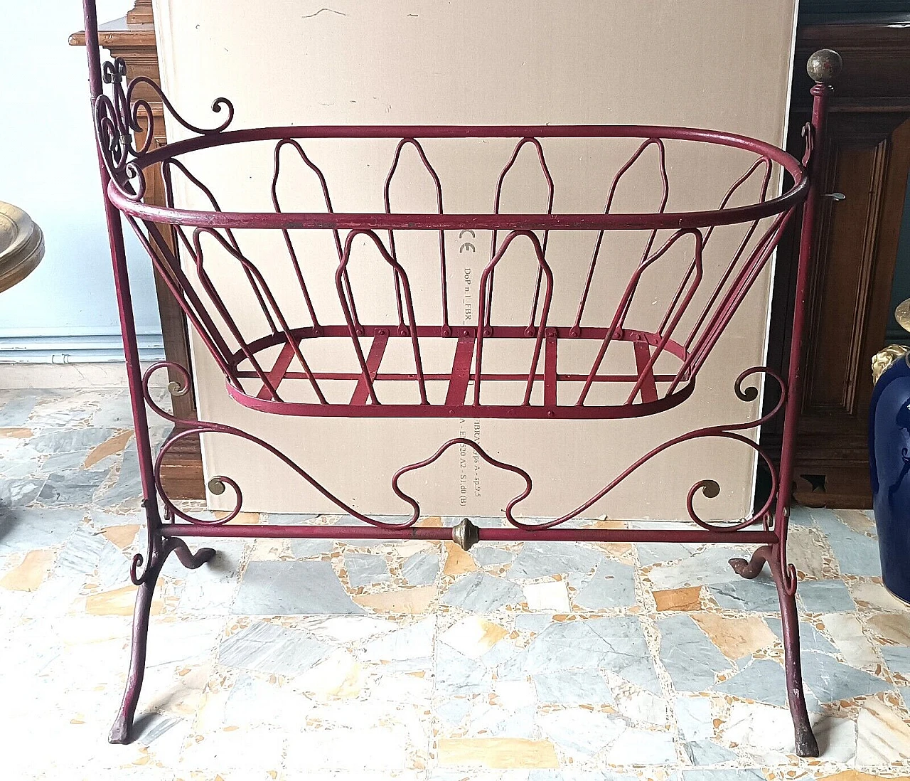 Culla in ferro battuto rosso con dettagli dorati, metà '800 3