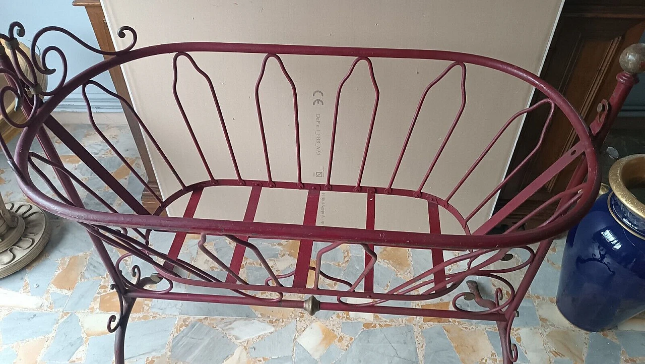 Culla in ferro battuto rosso con dettagli dorati, metà '800 4