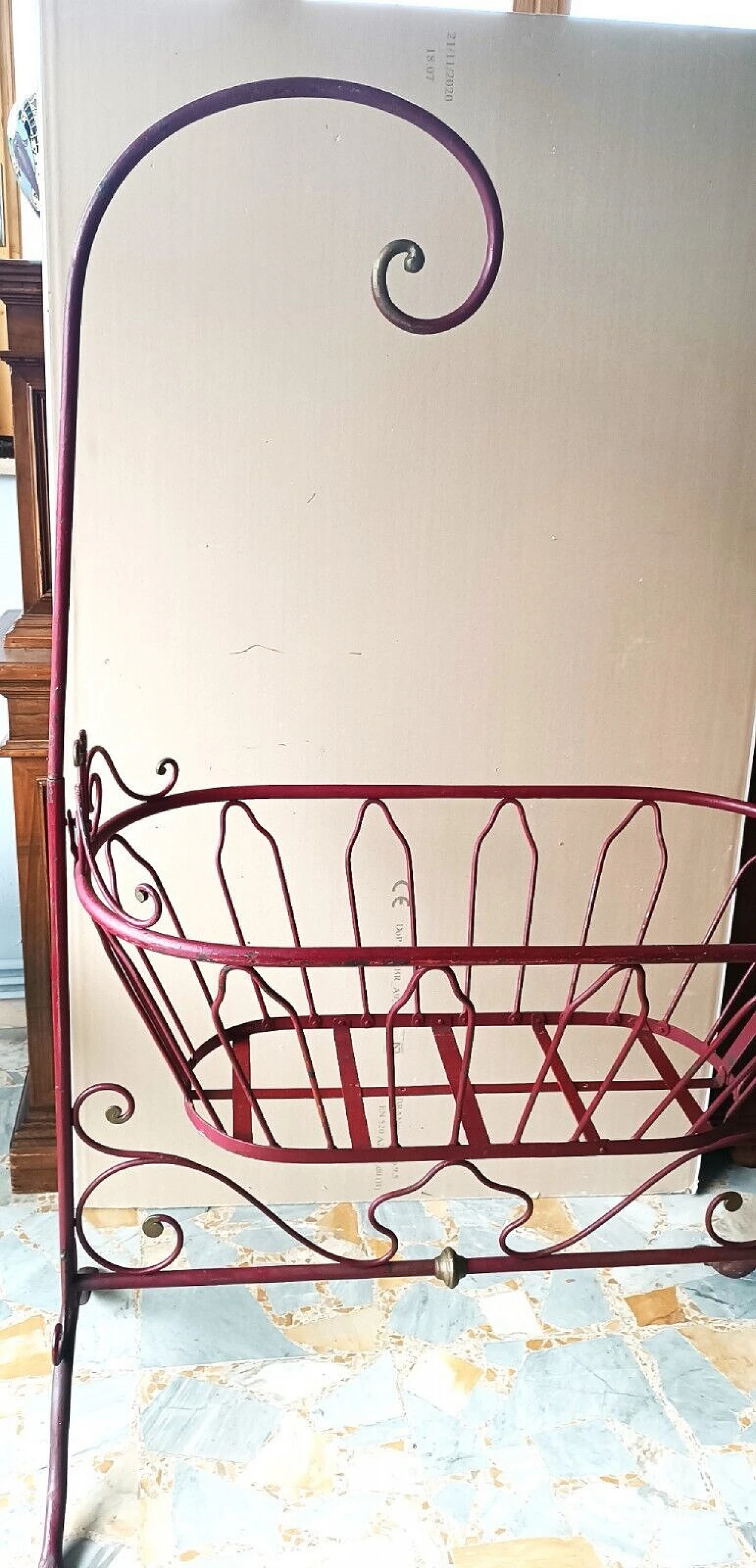 Culla in ferro battuto rosso con dettagli dorati, metà '800 5