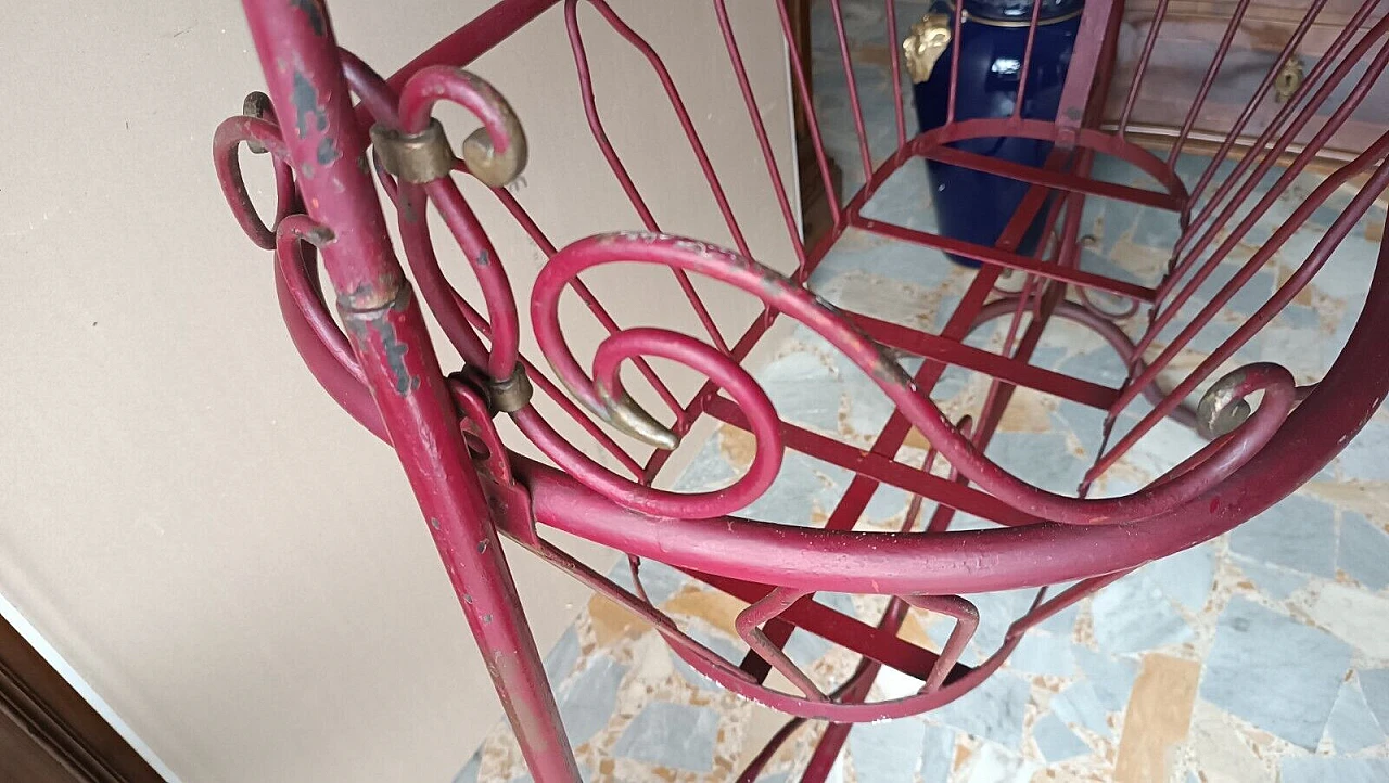 Culla in ferro battuto rosso con dettagli dorati, metà '800 6