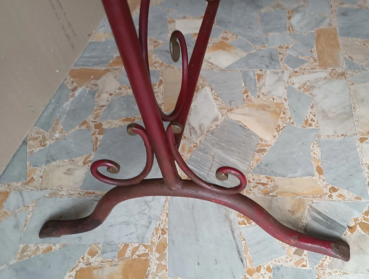 Culla in ferro battuto rosso con dettagli dorati, metà '800 7