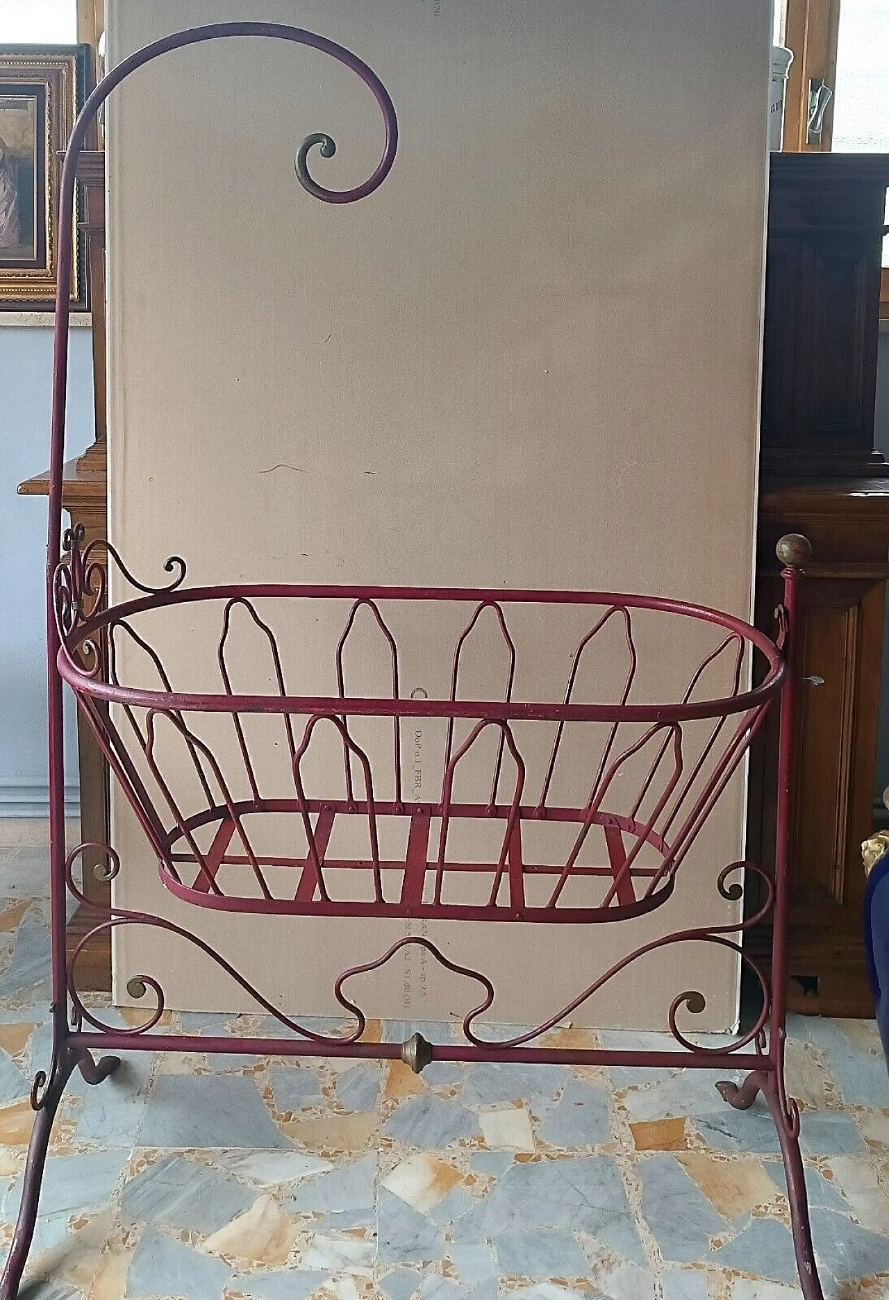 Culla in ferro battuto rosso con dettagli dorati, metà '800 10