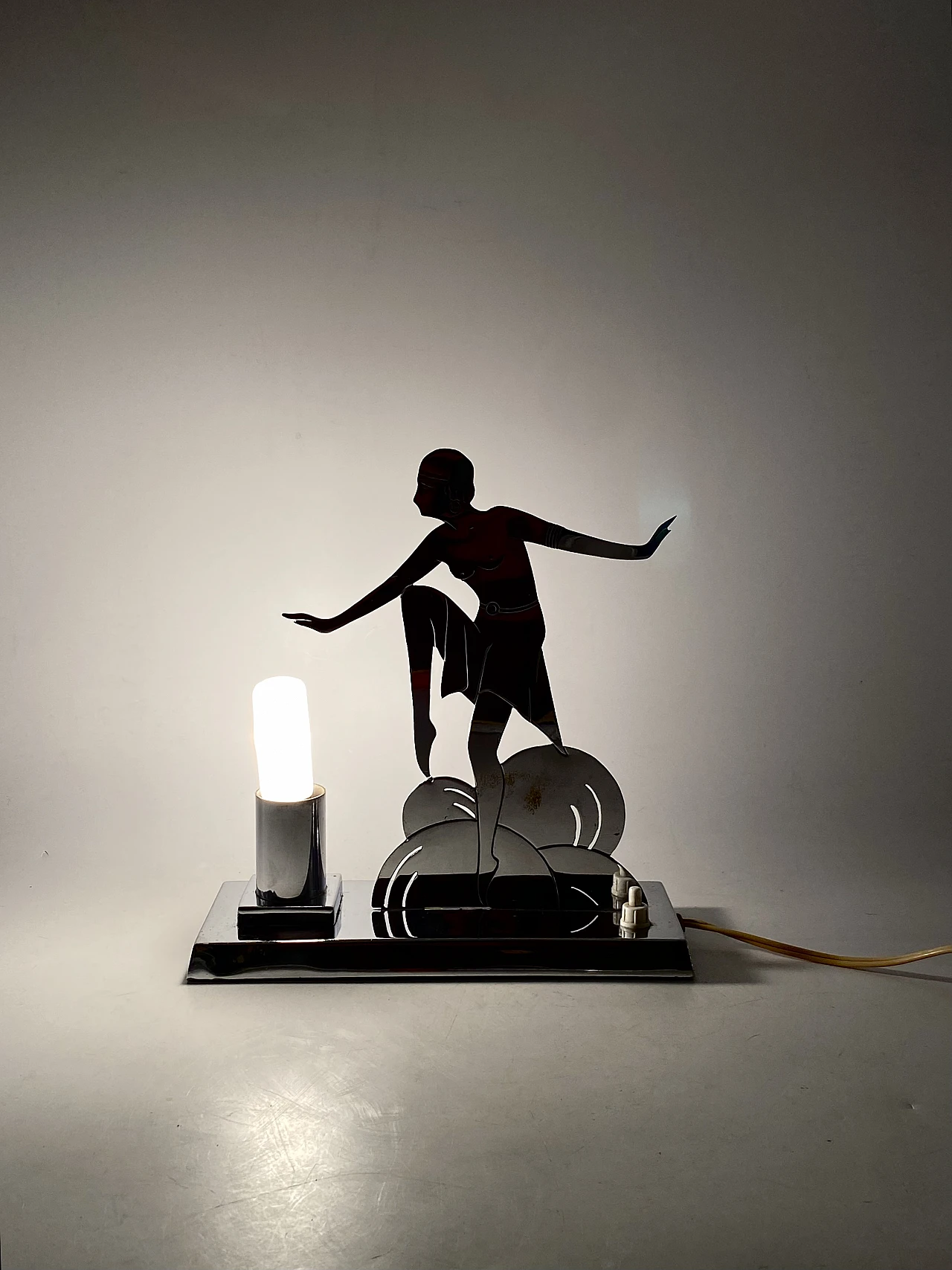 Lampada da tavolo con ballerina di charleston di LW Paris, anni '30 15