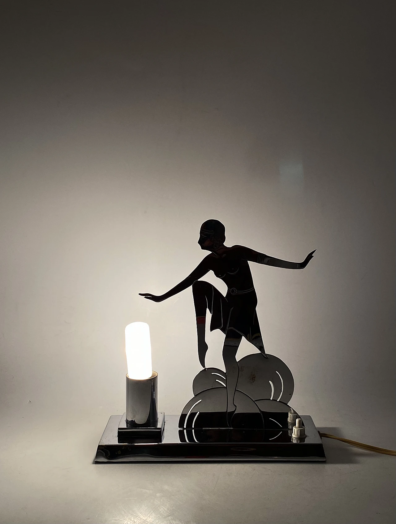 Lampada da tavolo con ballerina di charleston di LW Paris, anni '30 16