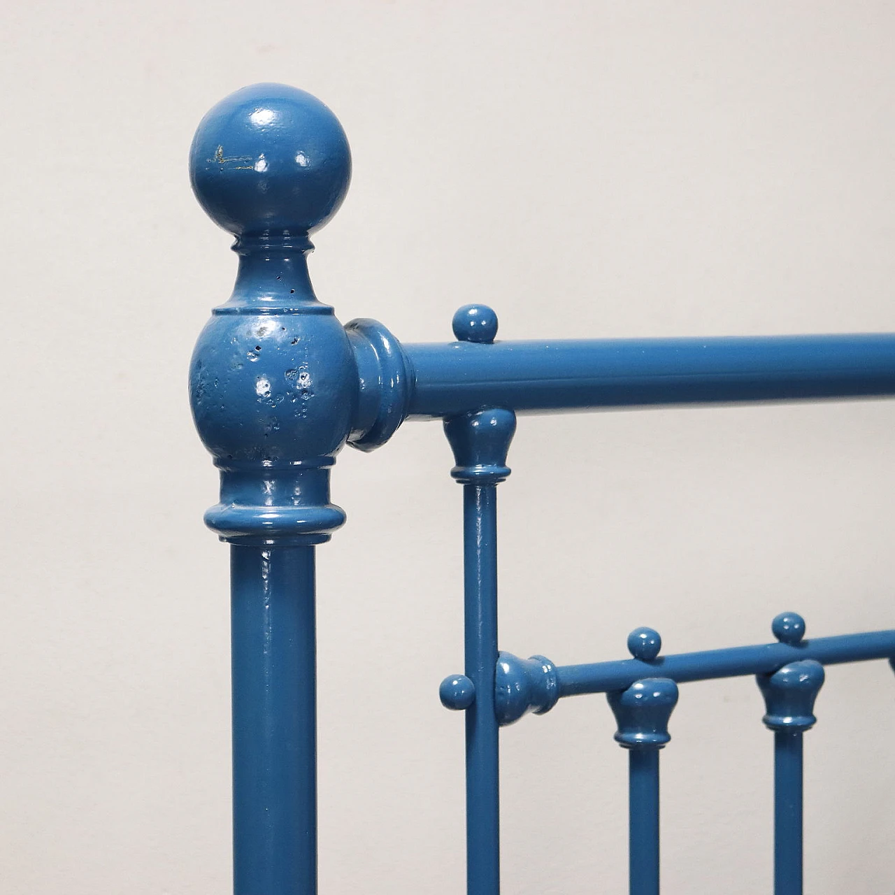 Letto singolo in ferro battuto laccato blu, inizio '900 3