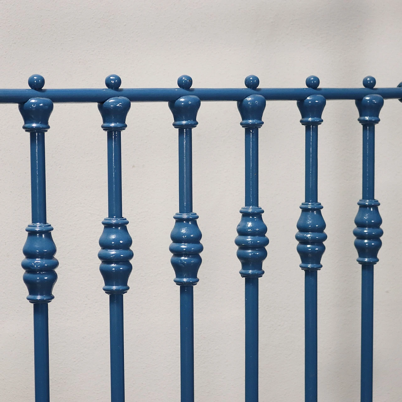 Letto singolo in ferro battuto laccato blu, inizio '900 4