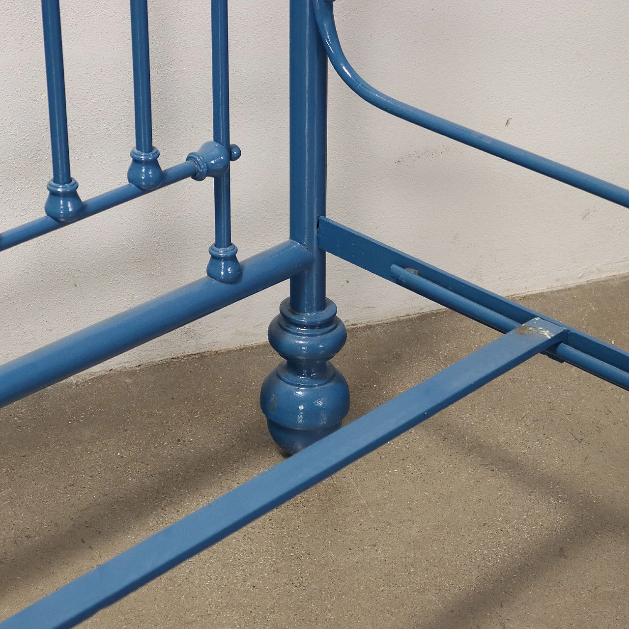 Letto singolo in ferro battuto laccato blu, inizio '900 6