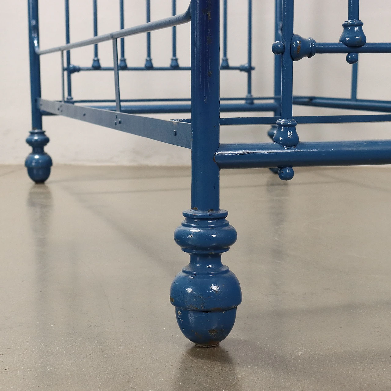 Letto singolo in ferro battuto laccato blu, inizio '900 7