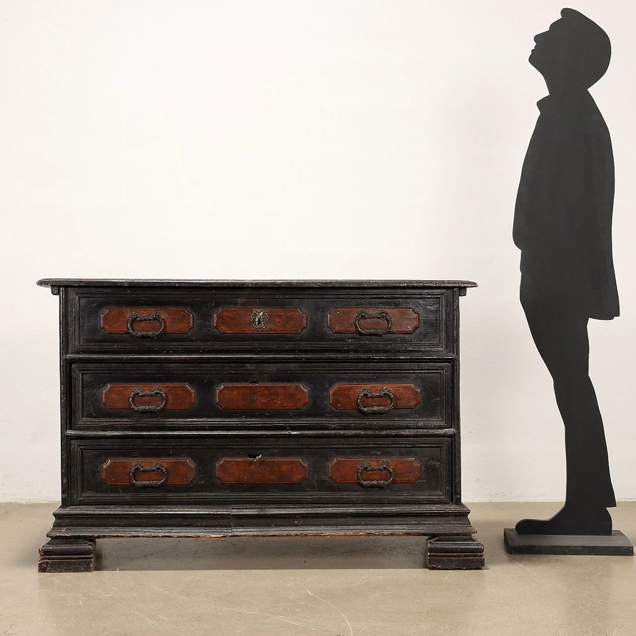 Poplar dresser with shelf feet, drawers and flap top, 18th century 2