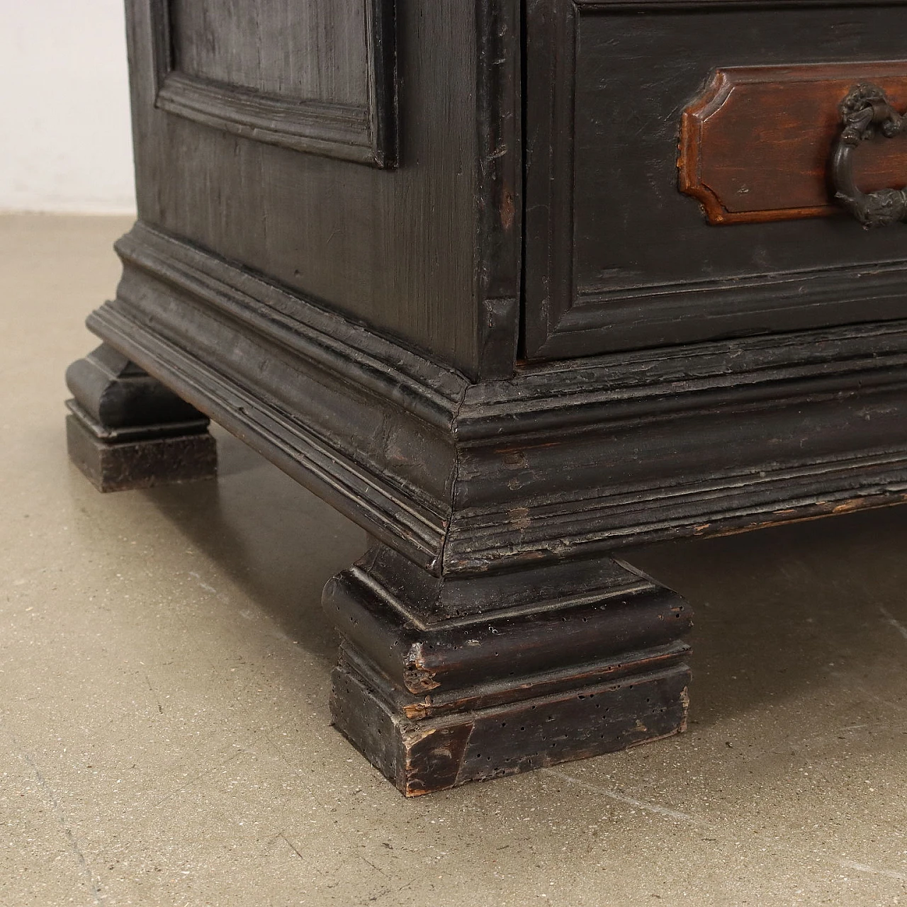 Poplar dresser with shelf feet, drawers and flap top, 18th century 7