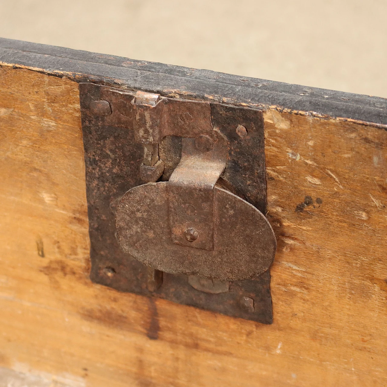 Poplar dresser with shelf feet, drawers and flap top, 18th century 10