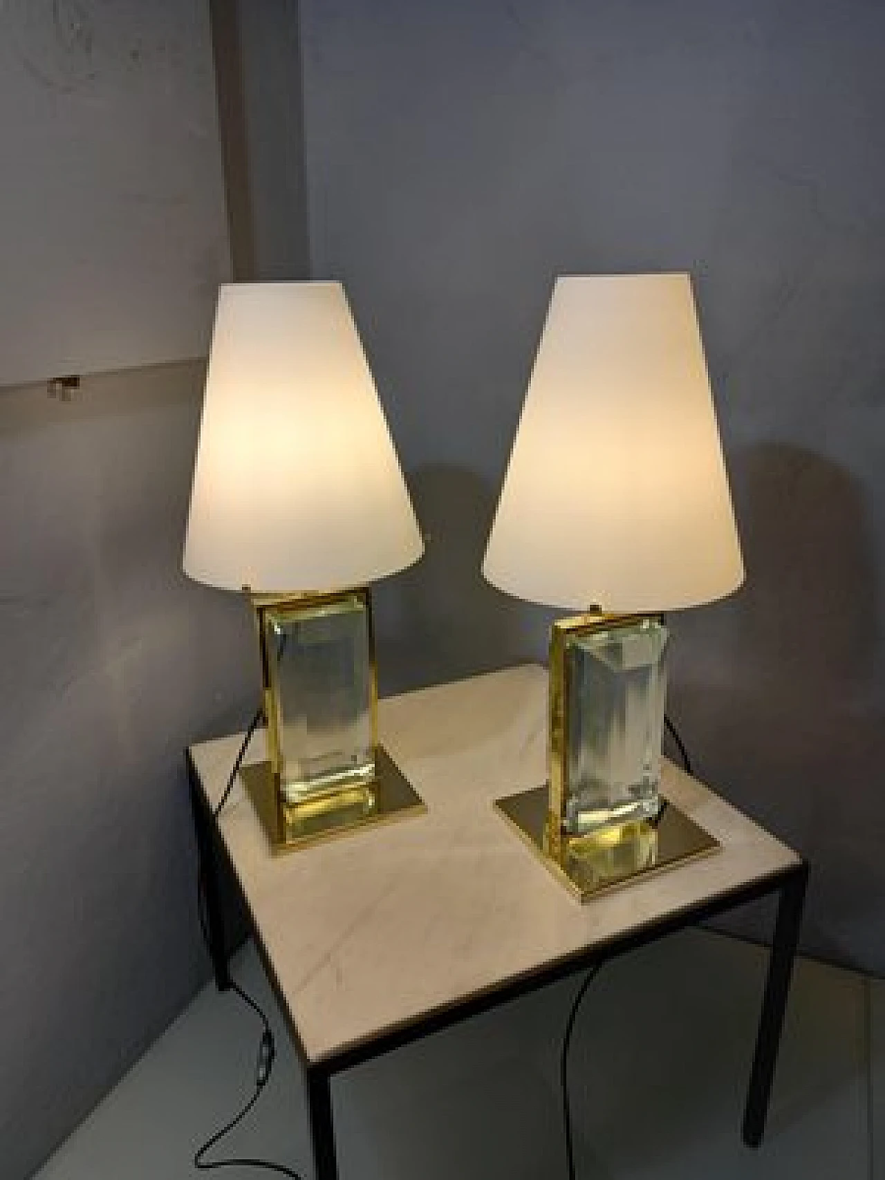 Coppia di Lampade da tavolo in vetro, tessuto ed ottone, anni 2000 2