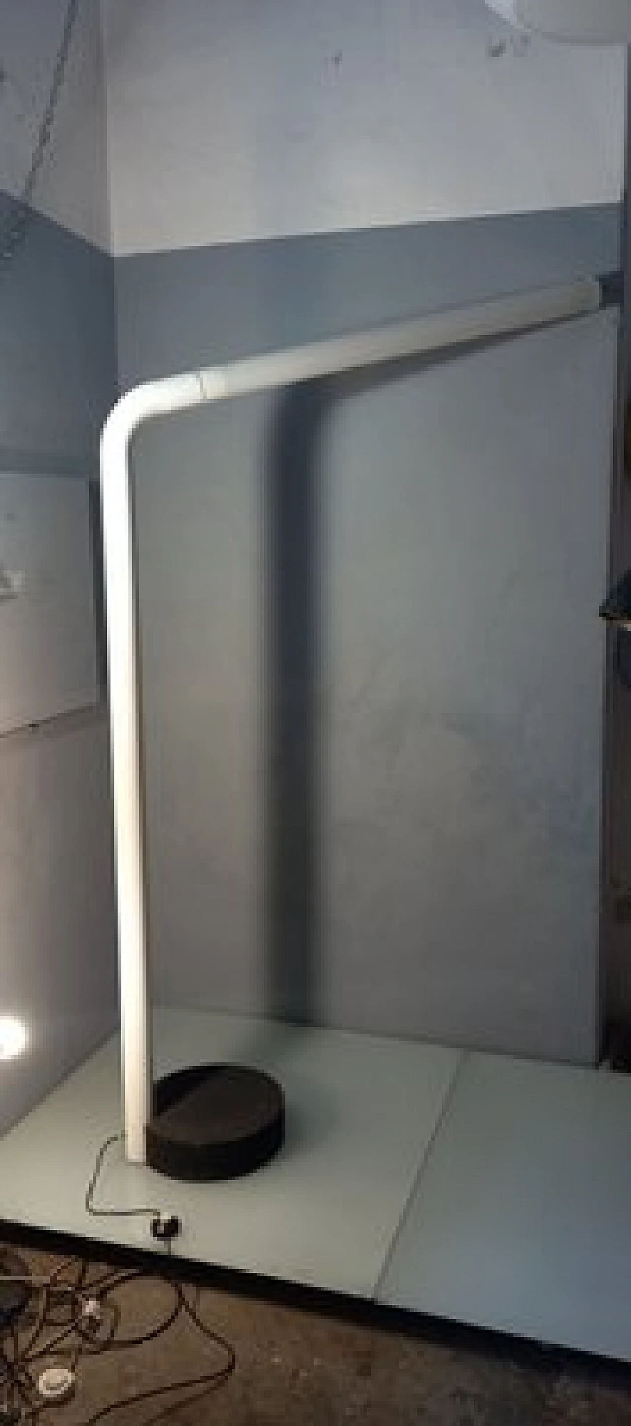 Lampada da terra al neon in ferro e vetro acrilico bianco, anni '60 9