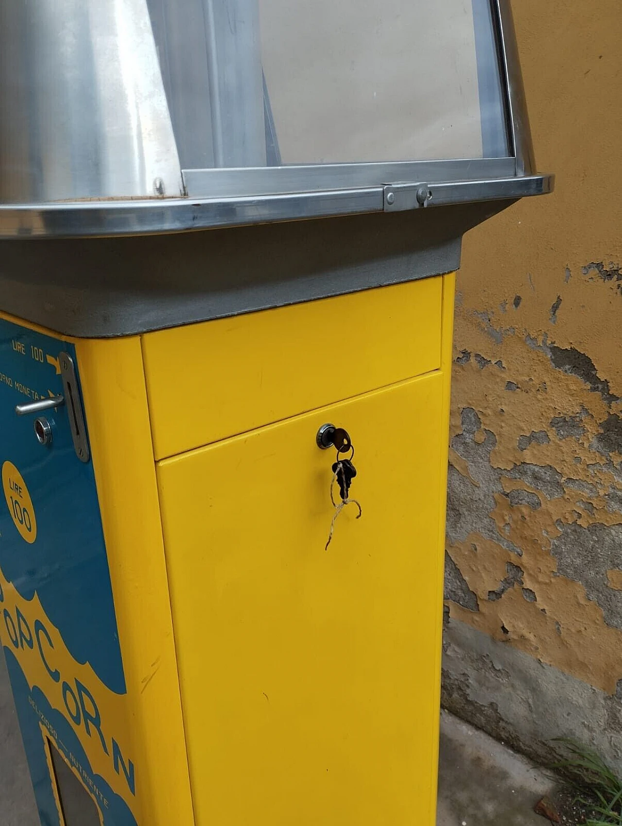Metal and glass popcorn dispenser, 1970s 10