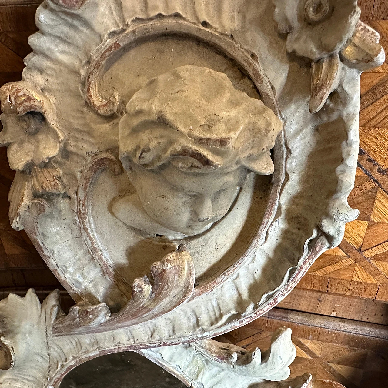 Coppia di specchi in legno laccato intagliato a mano, inizio '900 6