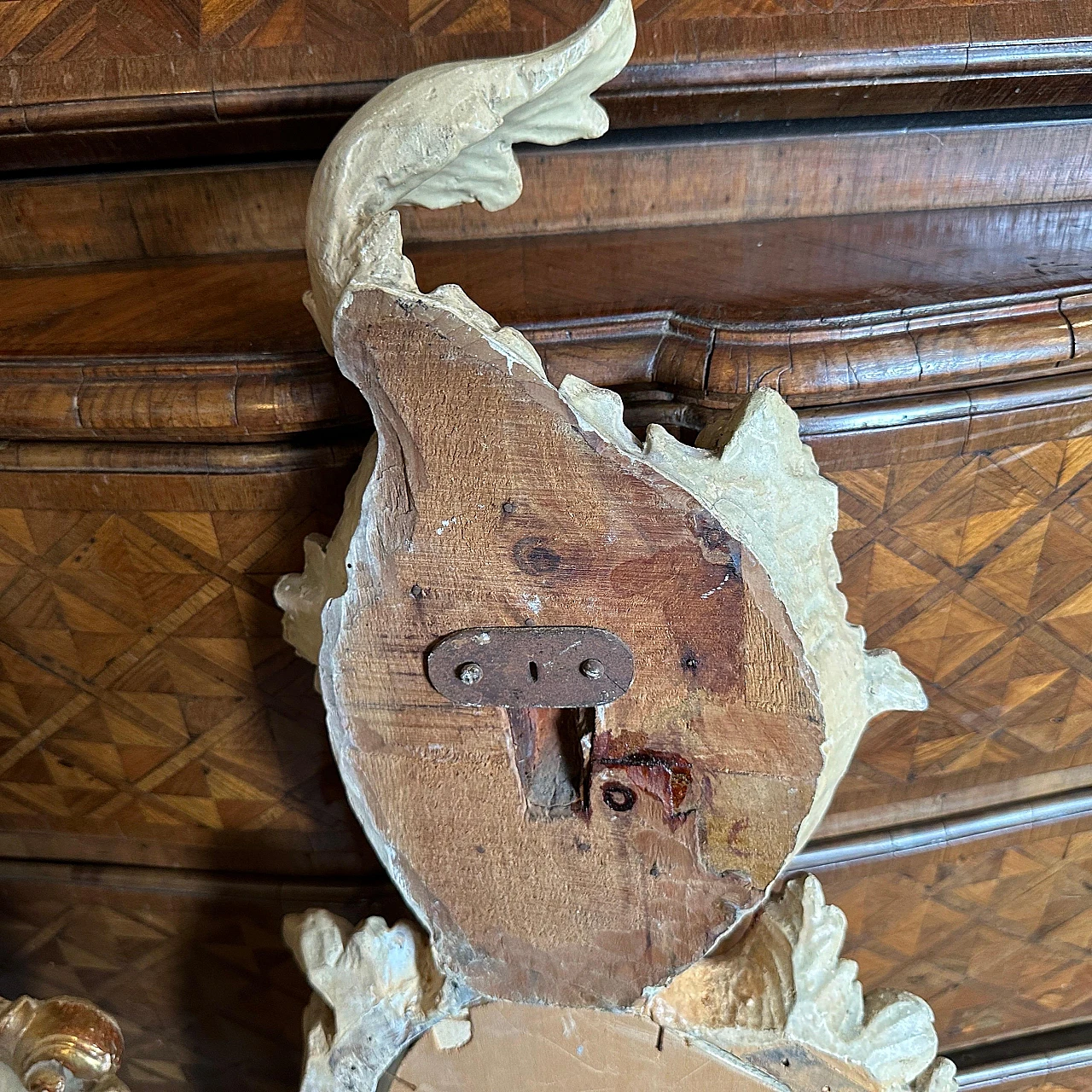 Coppia di specchi in legno laccato intagliato a mano, inizio '900 8