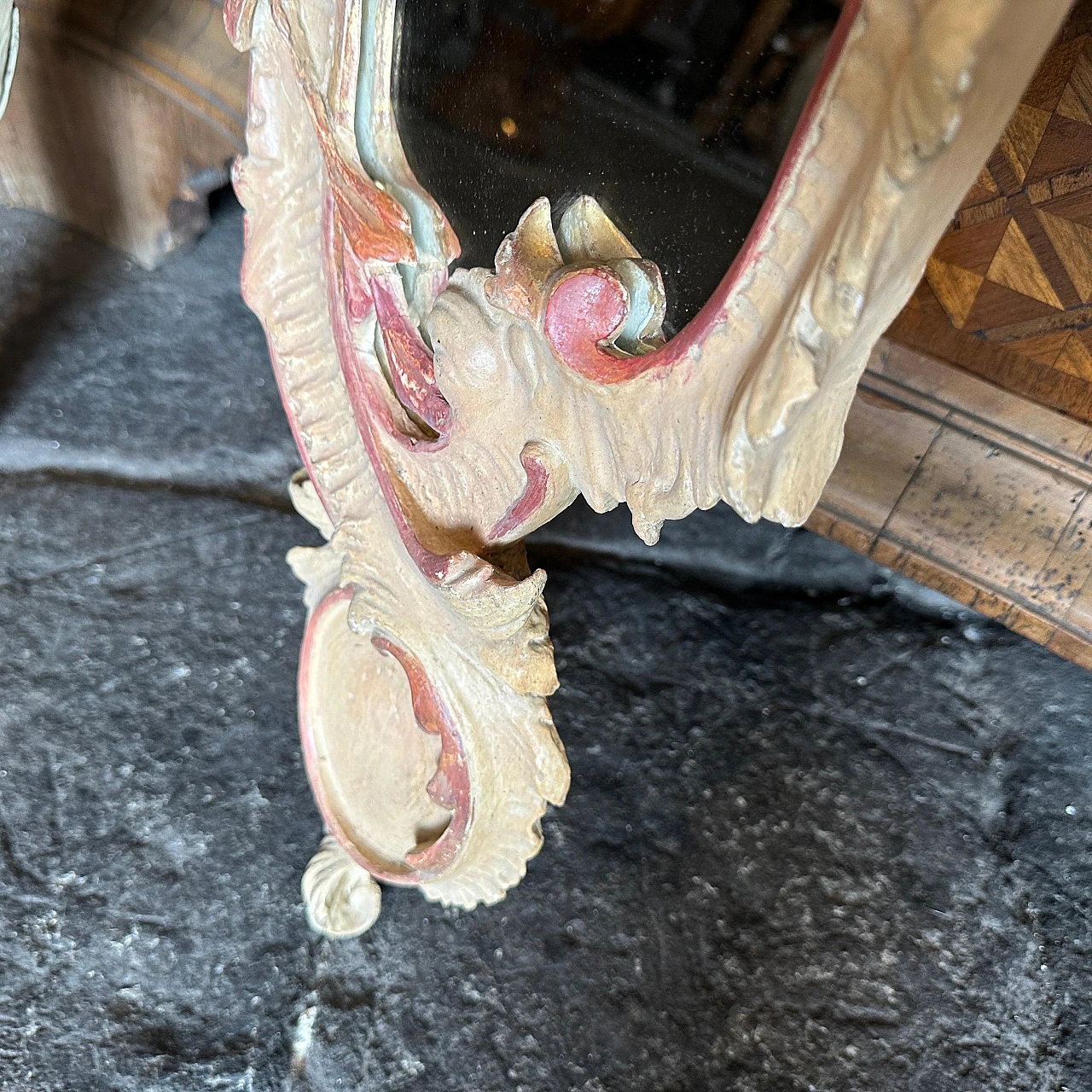 Coppia di specchi in legno laccato intagliato a mano, inizio '900 9