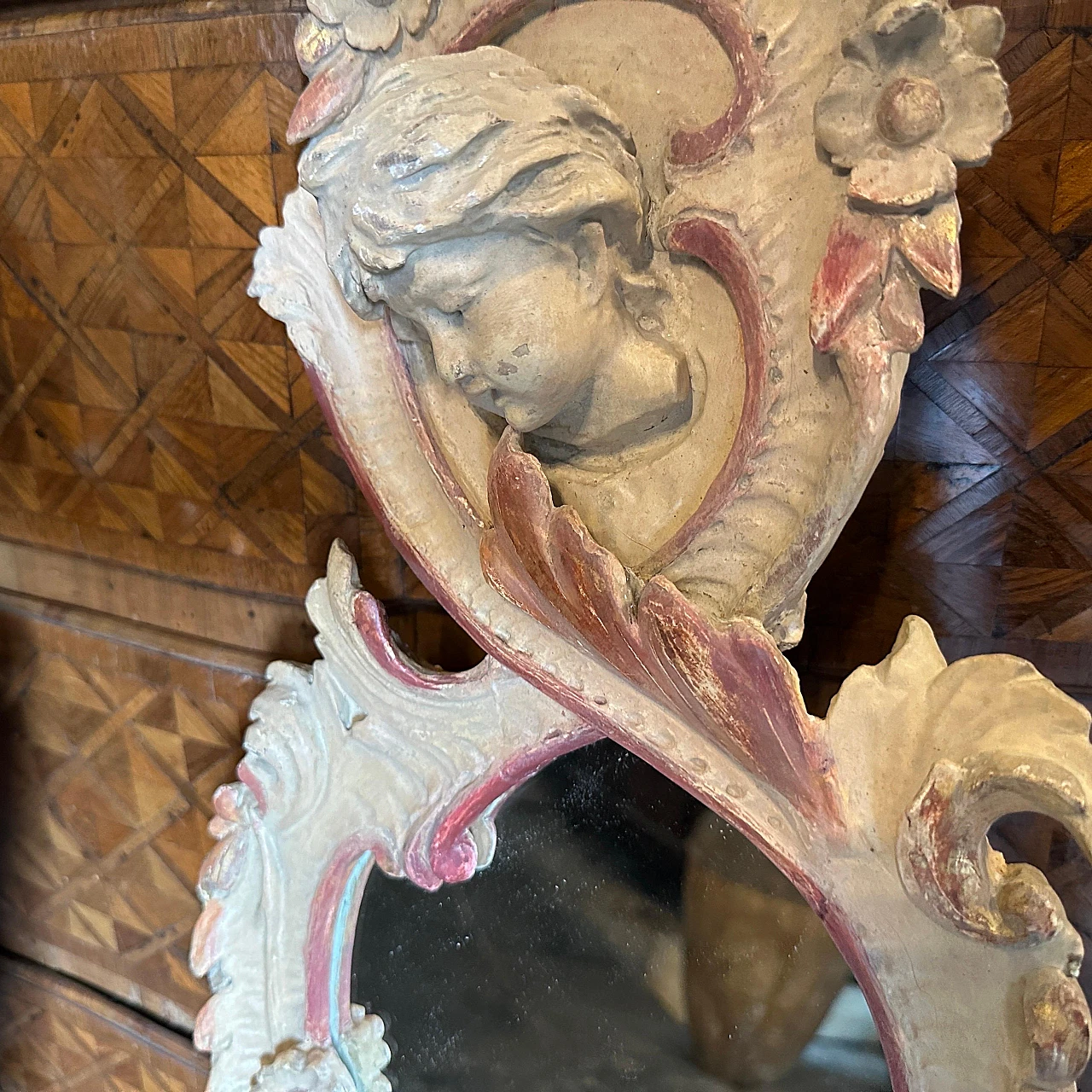 Coppia di specchi in legno laccato intagliato a mano, inizio '900 10