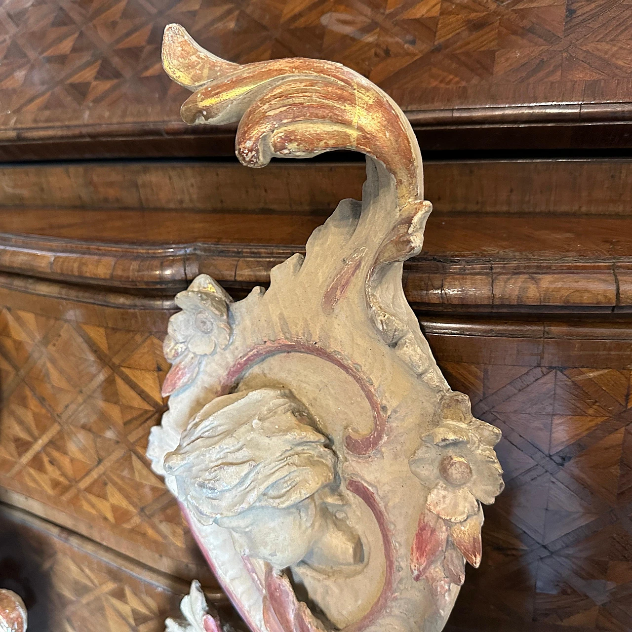 Coppia di specchi in legno laccato intagliato a mano, inizio '900 11