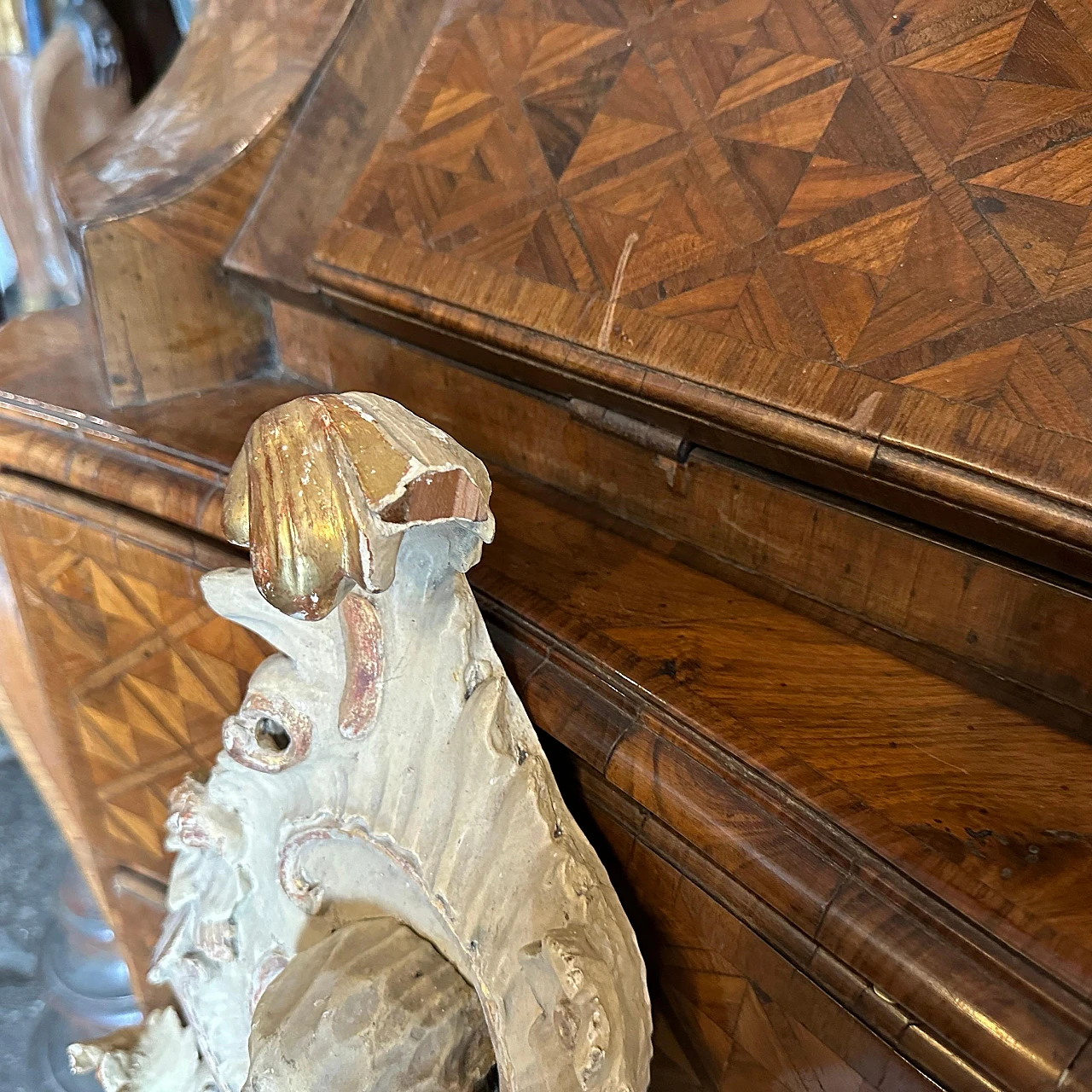 Coppia di specchi in legno laccato intagliato a mano, inizio '900 16