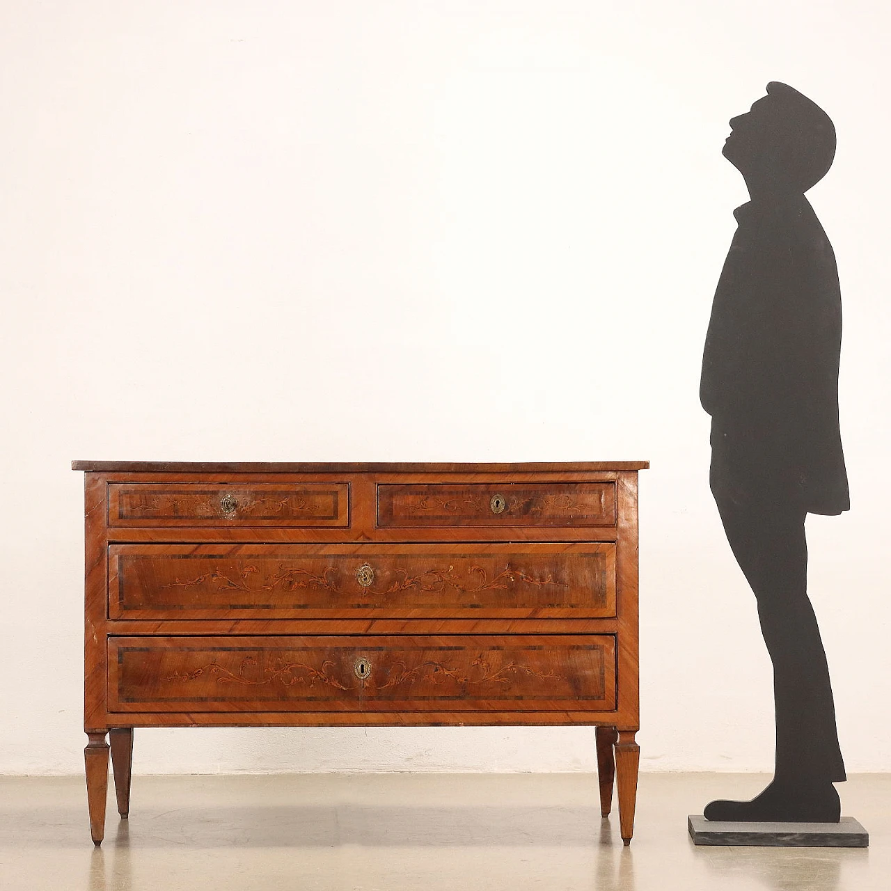 Louis XVI chest of drawers in walnut veneer inlaid with various woods, late 18th century 2