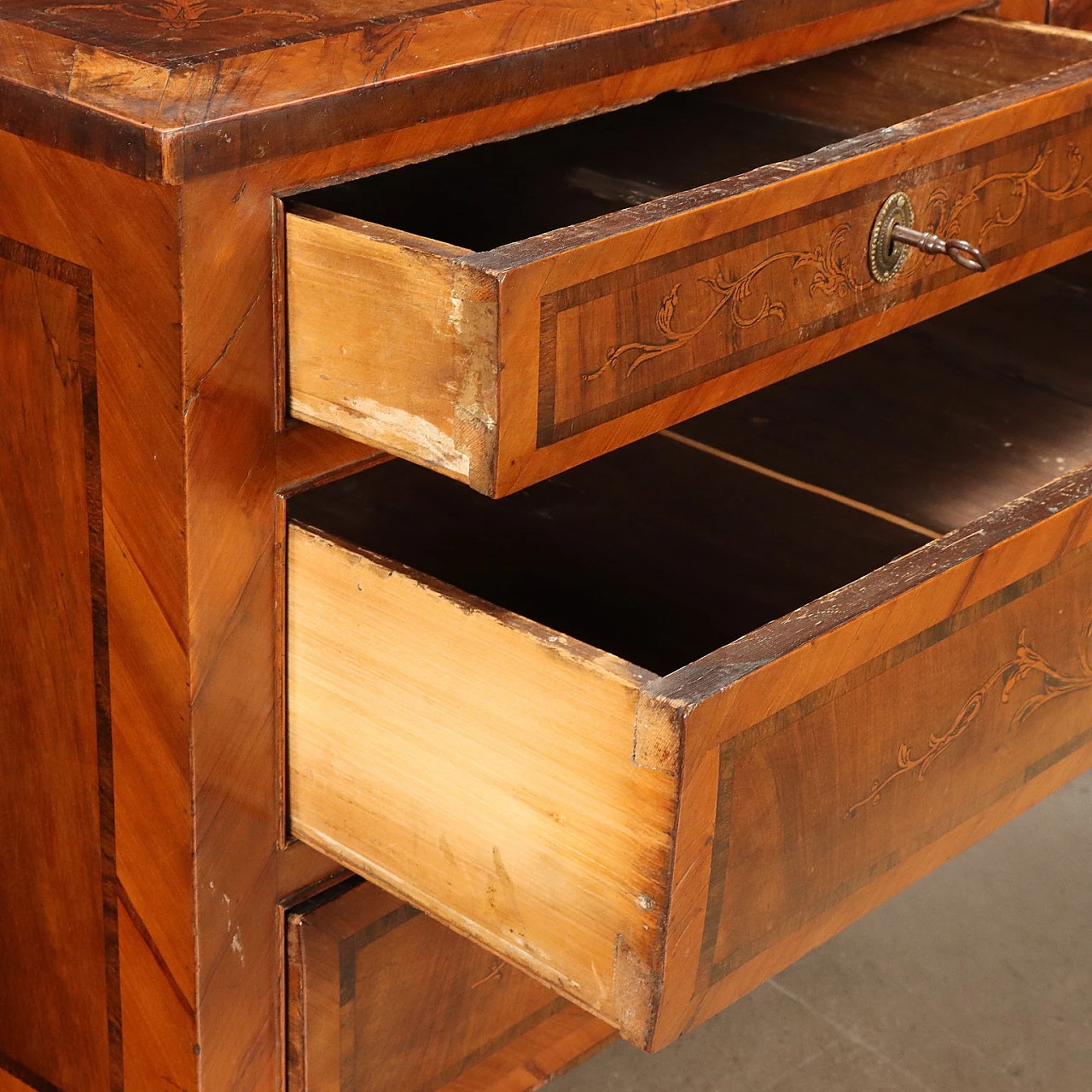 Louis XVI chest of drawers in walnut veneer inlaid with various woods, late 18th century 3