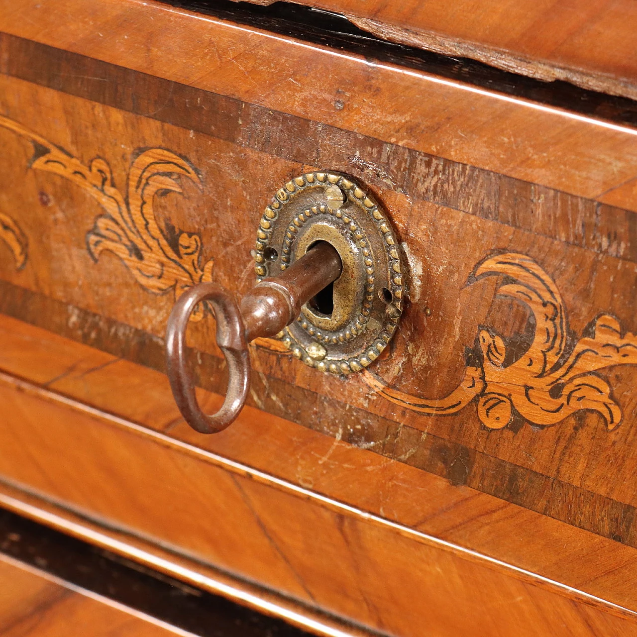 Louis XVI chest of drawers in walnut veneer inlaid with various woods, late 18th century 4